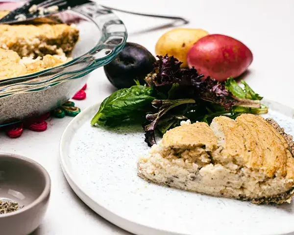 detail of the slice of the cauliflower quiche served with salad