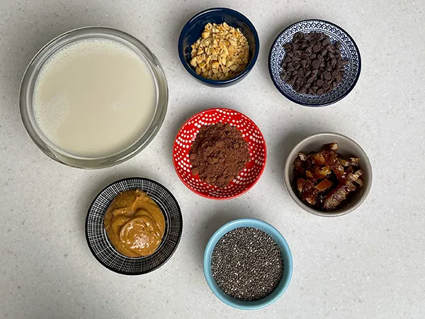 ingredients to make the chocolate chia pudding with pistachio. 
